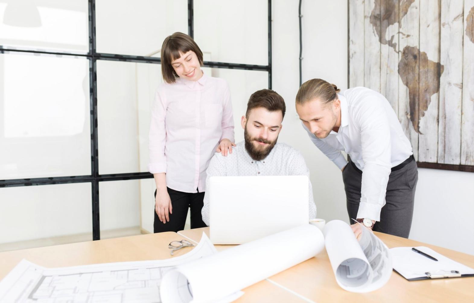 Graphiques et analyses financières montrant l'amélioration budgétaire