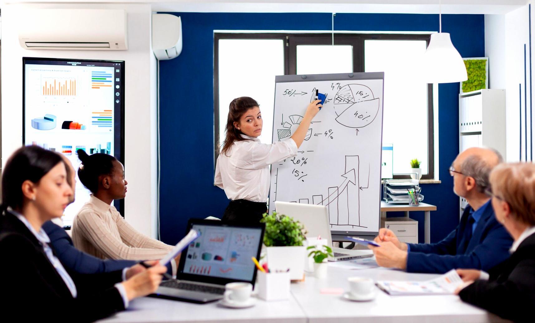 Atelier de formation budgétaire en groupe avec participants travaillant sur leurs plans financiers