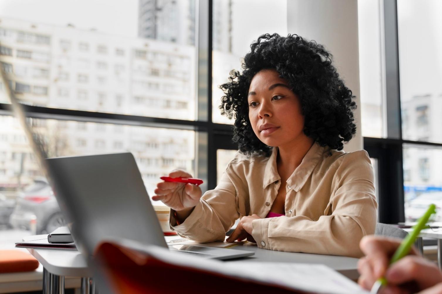 Personne organisant ses finances avec des documents et calculatrice