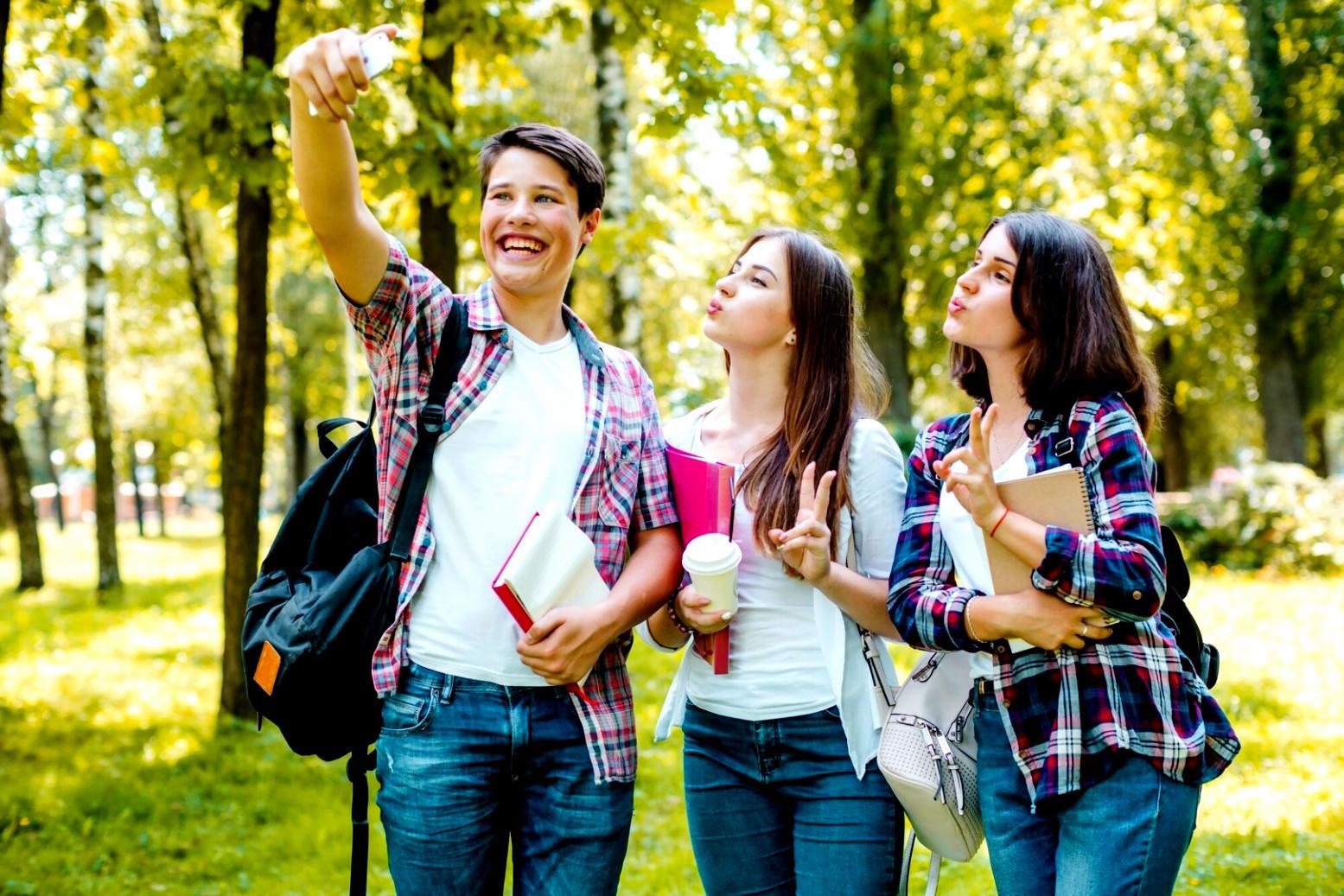 Tableaux de bord analytiques montrant les tendances budgétaires et graphiques de performance financière